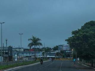 O céu amanheceu nublado na capital sul-mato-grossense (Foto: Henrique Kawaminami)