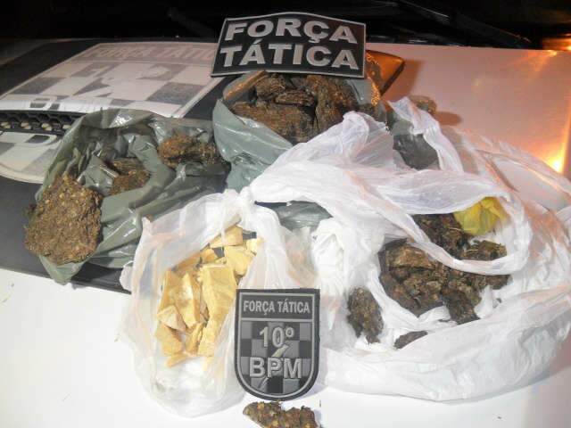  PM fecha ponto de venda de drogas e prende fugitivo do semiaberto