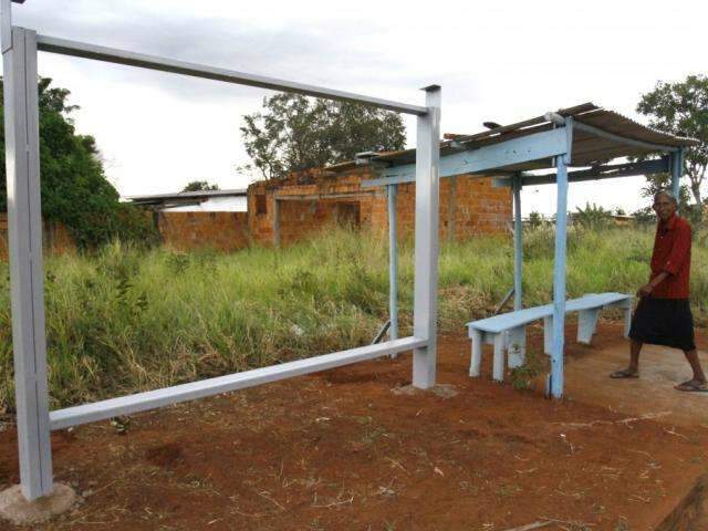 Com 40% dos pontos ao relento, prefeitura quer instalar 600 coberturas