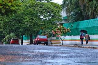 Quinta-feira amanhece chovendo em Campo Grande. (Foto: André Bittar)