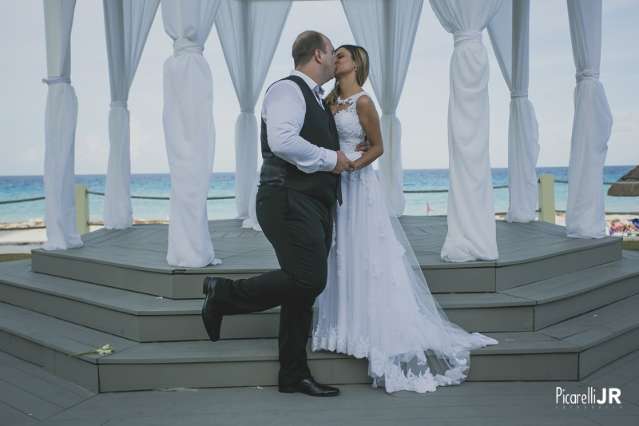 Casal leva fot&oacute;grafo &agrave; lua-de-mel para cenas de noiva com vestido em Cancun 