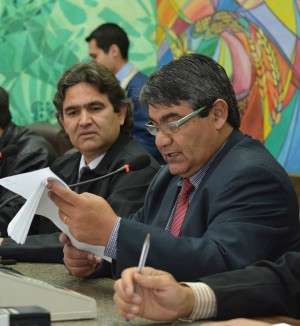 Parlamentares exigem que Procon fiscalize bancos da cidade