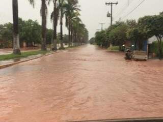 Rua virou rio com chuva forte no município de Batayporã. 