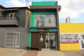 Loja fica nesse sobradinho verde, na Rua Júlio Dittmar, número 1090 A, Bairro Monte Castelo.