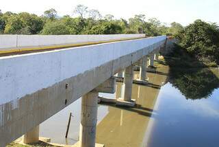 Uma das pontes entregues pelo governador. (Foto: Edemir Rodrigues)