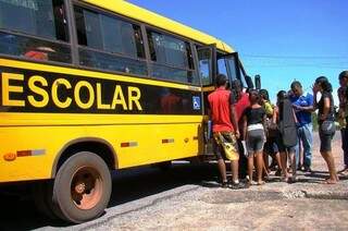 Transporte escolar em Ladário (MS); municípios podem ter que disponibilizar vagas a professores (Foto: Agência Senado)