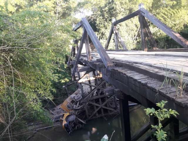 Caminh&atilde;o derruba ponte do Salobra e deixa turistas isolados em balne&aacute;rios