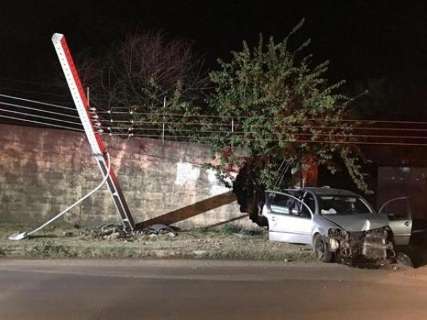 Motorista embriagado bate carro contra poste de iluminação e muro de residência