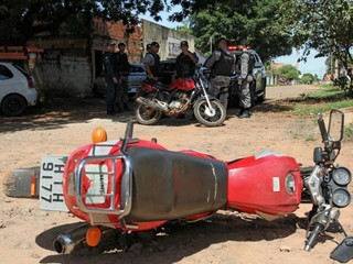 Motocicleta que o suspeito conduzia durante abordagem a casal de irmãos (Foto: Saul Schramm)