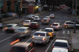 Com os congestionamentos é normal se deparar com um condutor que fecha a via por falta de espaço (Foto: Cleber Gellio)