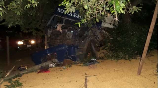 Carreta carregada com 39 toneladas de soja invade bar e tomba na MS-379