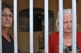  Mara Lúcia de Barros, 60 anos e a mãe Geni Maluf, 79 anos: três noites sem dormir (Foto: Alcides Neto) 