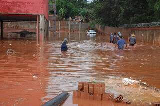 Obra do shopping foi invadida pela água do rio Anhanduí em temporal no último dia 6. (Foto Danúbia Burema)