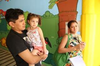 O casal Bruno e Késia Silva levaram a pequena Ana Manuely para consultar no Centro Pediátrico municipal. (Foto:Fernando Antunes)