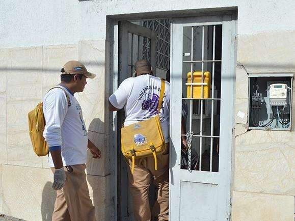 Com chave especial, agentes entram em pr&eacute;dios grandes e encontram focos de Aedes