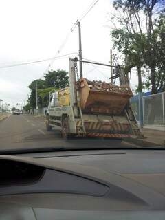 O caminhão seguia pela rua Ceará com carga sendo lançada na via. (Foto:Direto das Ruas)