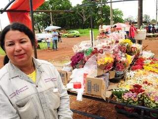 Dona de mercearia, Rosangela levou flores e bebidas.