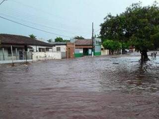 Chuva tomou conta de avenida de Ivinhema (Foto: Direto das Ruas)