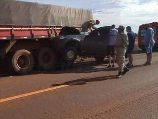 Camionete &eacute; arrastada por 50 metros ap&oacute;s colidir em carreta na BR-267