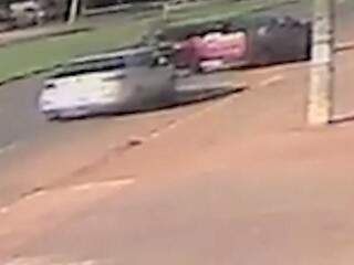Momento em que um dos carros fecha policial que dirigia o Chevrolet Montana (Foto: reprodução/vídeo) 