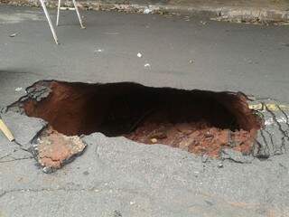 De acordo com moradores o buraco tem aproximadamente 2 metros. (Foto: Direto das Ruas) 