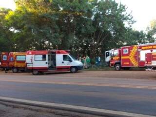 Viaturas dos bombeiros e Samu no local do acidente (Foto: Silas Lima)
