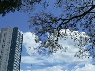 Tarde de segunda-feira, em Campo Grande, com céu entre nuvens. (Foto: Kísie Ainoã).