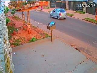 Imagens flagraram o carro do suspeito na região em que o crime aconteceu (Foto: Reprodução Vídeo)