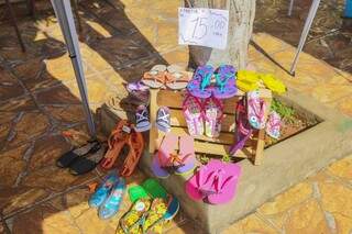 O chinelos femininos são vendidos por R$ 15. (Foto: Fernando Antunes)