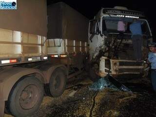 Motoristas da Scania foi socorrido pelo Corpo de Bombeiros e conduzido ao Hospital, mas passa bem (Foto: Marcos Donzeli)