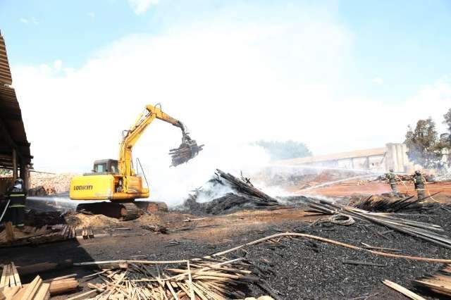 Combate a fogo que j&aacute; dura 5h utiliza 42 mil litros de &aacute;gua