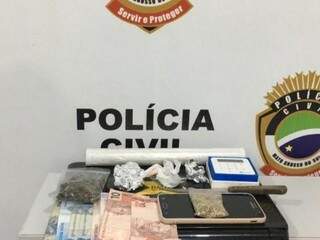 Máquina de cartão, dinheiro e droga foram apreendidos por equipes da polícia (Foto: divulgação/Polícia Civil) 