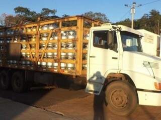 PMA apreende caminh&atilde;o com 524 botij&otilde;es irregulares e multa empresa