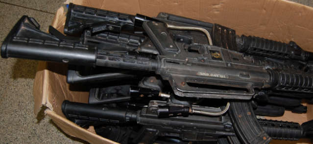  Bandidos encontraram fuzis de paintball no porta-malas de carro furtado