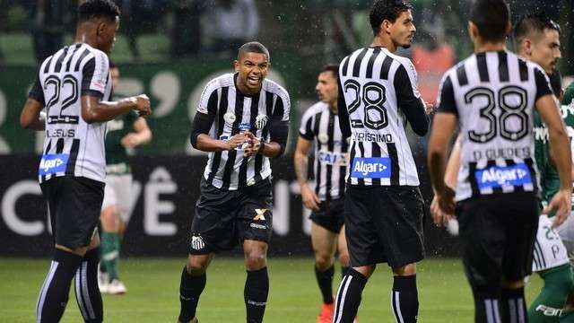 Santos bate Palmeiras pela primeira vez na arena alviverde e mant&eacute;m sonho vivo