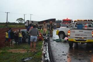 Equipes retiram vítima das ferragens de veículo na BR-163 (Foto: Francisco Júnior)