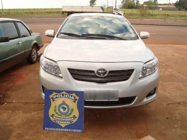  Ap&oacute;s persegui&ccedil;&atilde;o, PRF recupera carro que foi roubado no Paran&aacute;