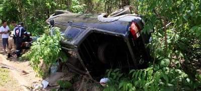 Fam&iacute;lia sofre capotagem na BR-163 depois de condutor desviar de carreta