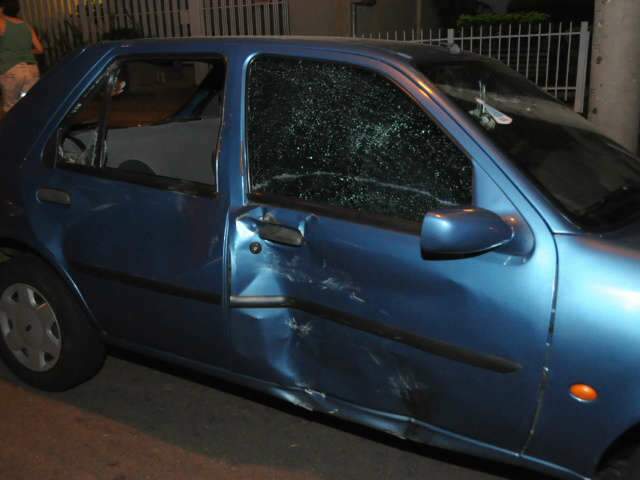  Ap&oacute;s furar sinal, carro provoca acidente com moto e deixa dois feridos
