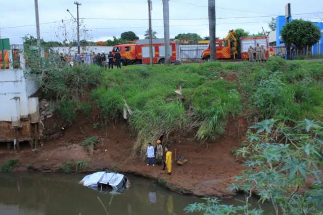 Tr&ecirc;s pessoas s&atilde;o encontradas mortas em carro submerso no rio Anhandu&iacute;