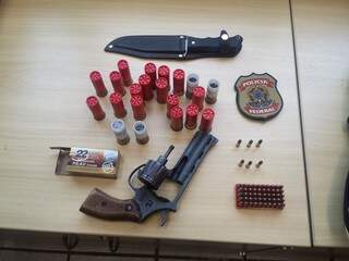 Arma e munições estavam na residência de um indígena. (Foto: Polícia Federal/ Divulgação)