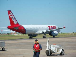 Avião que leva time de Aquidauana decolou às 9h05 no Aeroporto Internacional de Campo Grande. (Foto: Fernando da Mata)