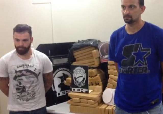 Dupla &eacute; presa com 111 Kg de maconha durante buscas a integrante do PCC 