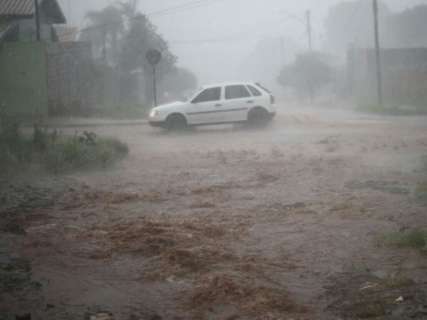 Chuvas e ventos fortes atingem Campo Grande na tarde desta quarta