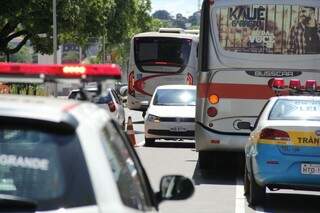 Condutor sofre ataque, invade avenida na contram&atilde;o e bate em 2 &ocirc;nibus