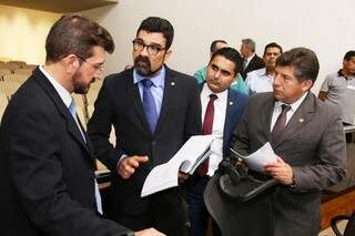 Procurador Sérgio Harfouche em conversa recente com deputados sobre projeto de lei (Foto: Victor Chileno/ALMS)