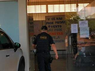 Policial do Gaeco chega à sede da Secretaria de Educação de Dourados (Foto: Adilson Domingos)