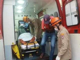 Vítima chegando ao Hospital da Vida em Dourados. (Foto: Dourados News) 