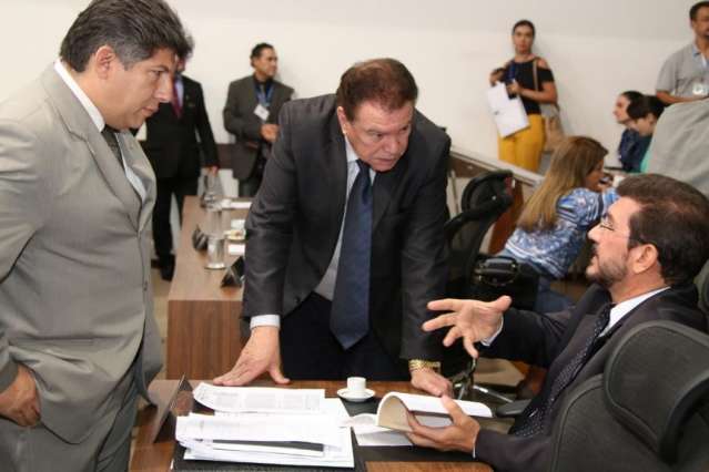 Ap&oacute;s ficar na gaveta, medida que obriga alunos a reparar danos volta ao debate