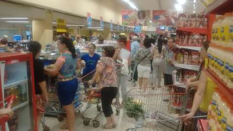 Em véspera de Ano Novo, movimento em supermercados ainda é tranquilo